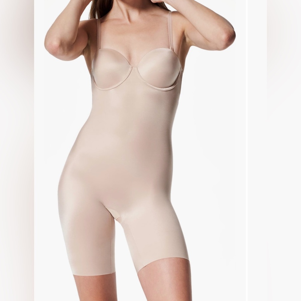 Excellent condition. Worn 1x. Spanxshape mid thigh cupped bodysuit. Size M